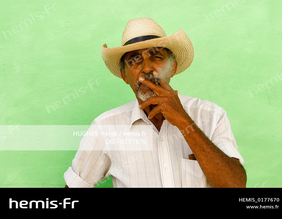 Le Vieil Homme Fume Un Cigare Cubain Gros Plan De Cigares Cubains