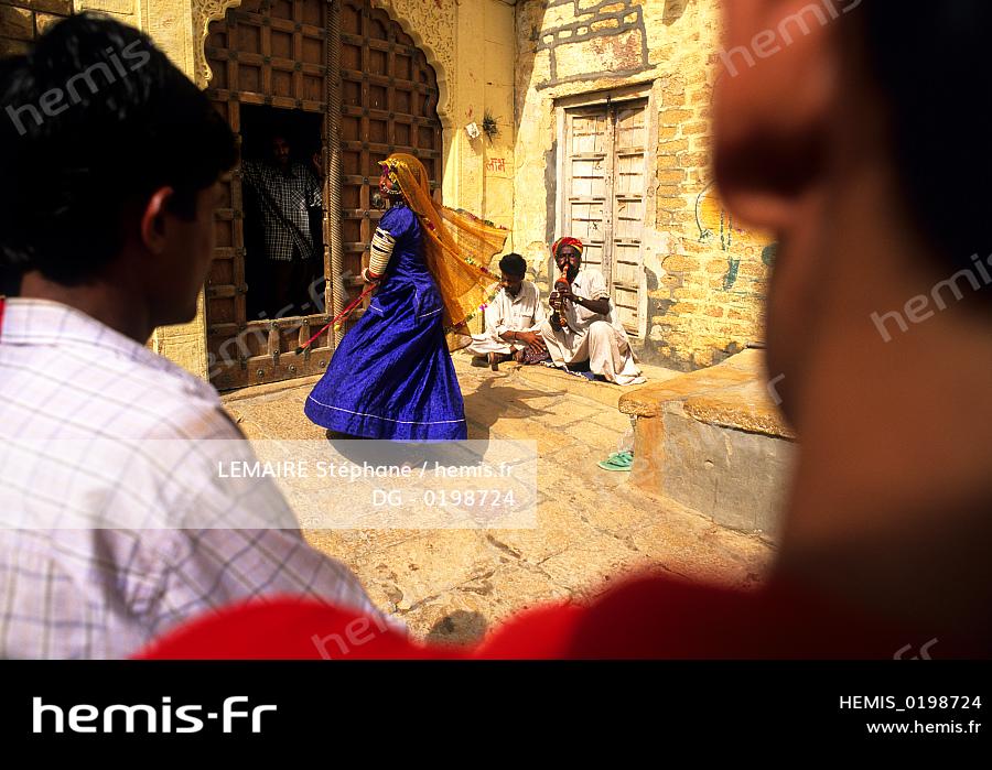Hemis Inde Etat Rajasthan Jaisalmer Danseuse Kalbeliya Aklon Execute Danse Serpent Accompagnee Babou