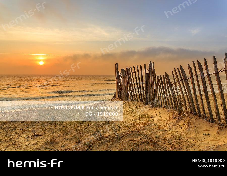 Clôture En Fil De Fer Barbelé Avec Un Beau Lever De Soleil En