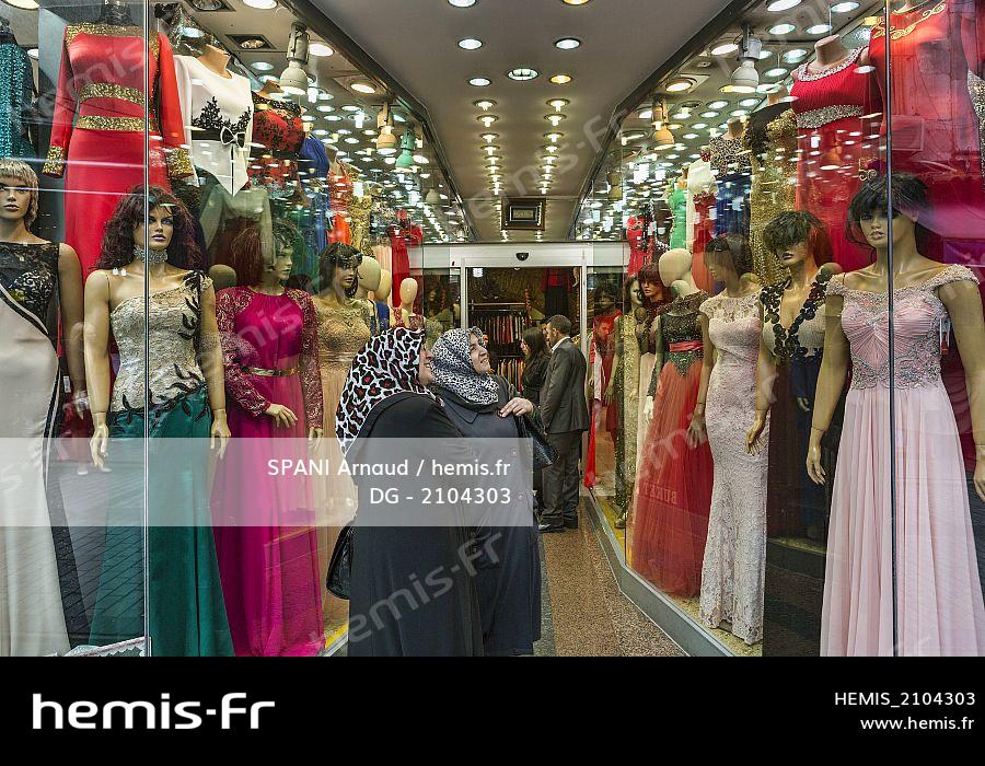 Hemis Turquie istanbul mercan femmes turcs contemplant vitrine