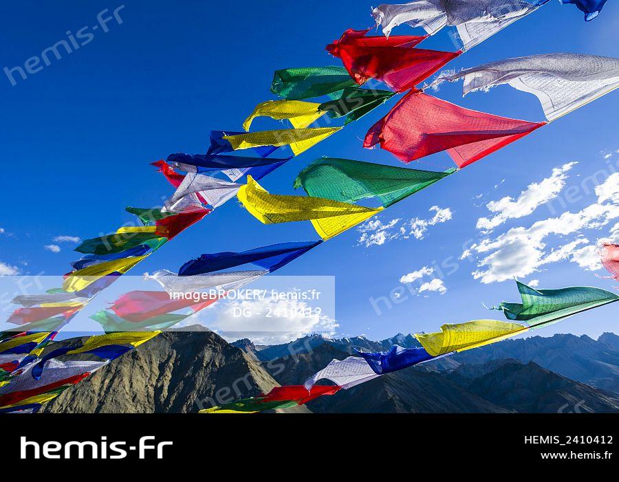 Drapeaux De Prière Tibétains Sur La Montagne Banque D'Images et