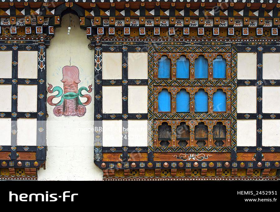 Hemis : Peinture murale phallus facade maison habitation protection