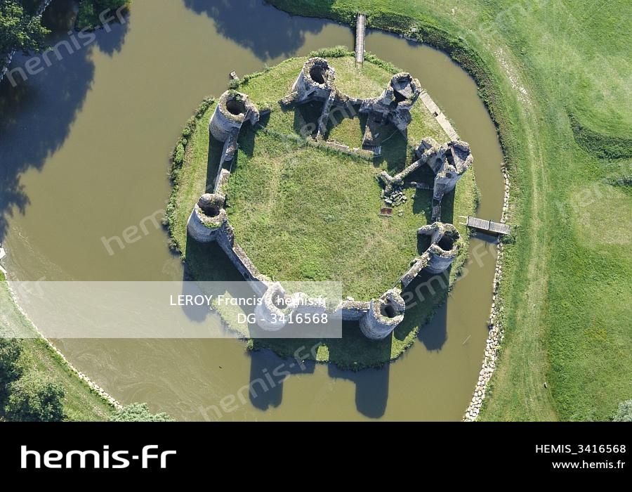 https://www.hemis.fr/image-photo/3367969/france-vendee-commequiers-chateau-vue-aerienne.jpg
