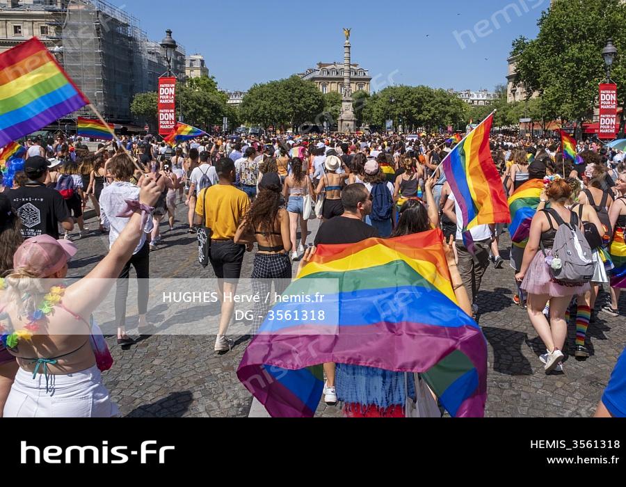 Hemis France paris pont change defile gay pride marche fiertes lgbt