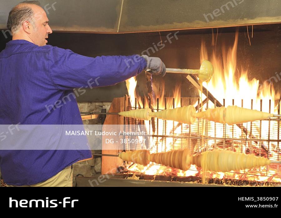 Hemis France Aveyron Millau Maison Alibert Fabrication Artisanale Gateau Broche Cuit Feu Bois Hemis France Aveyron Millau Maison Alibert Fabrication Artisanale Gateau Broche Cuit Feu Bois