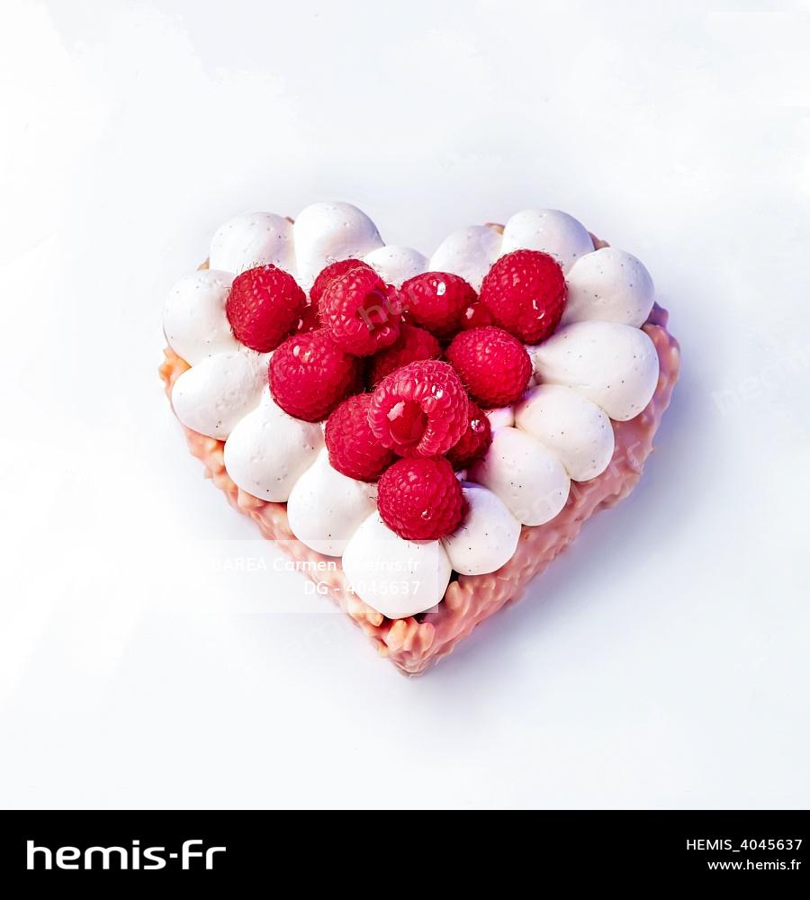 Hemis Gateau Saint Valentin Forme Coeur Framboises Chantilly Chocolat Blanc