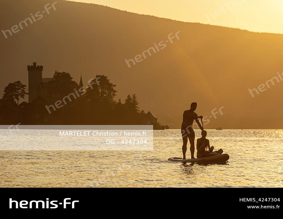 France, Haute-Savoie (74), Annecy, lac d'Annecy, stand up paddle au soleil couchant 