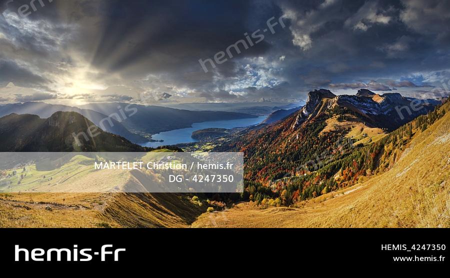France, Haute-Savoie (74), Massif des Bornes, Annecy, panorama depuis le sentier de La Tournette, le chaînon de La Tournette sépare le lac d'Annecy de la dépression de Thônes 