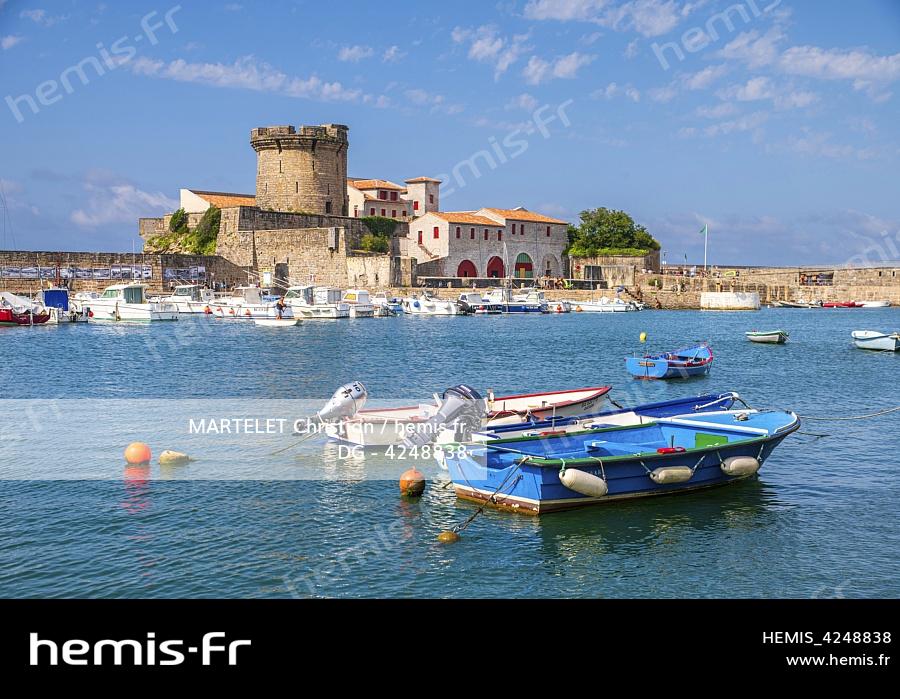 France, Pyrénées-Atlantiques (64), Pays Basque, Ciboure, baie de Saint-Jean-de-Luz, port de plaisance de Socoa et le fort de Socoa 