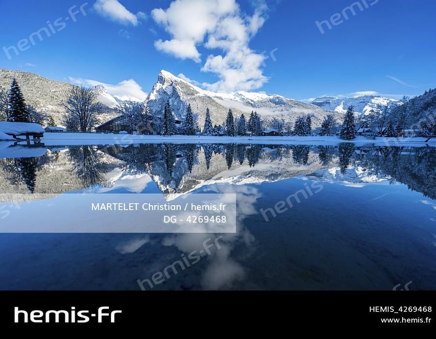 France, Haute-Savoie (74), Samoëns, point de vue sur le village depuis le plan d'eau avec le Criou (2 207 m) en arrière-plan 