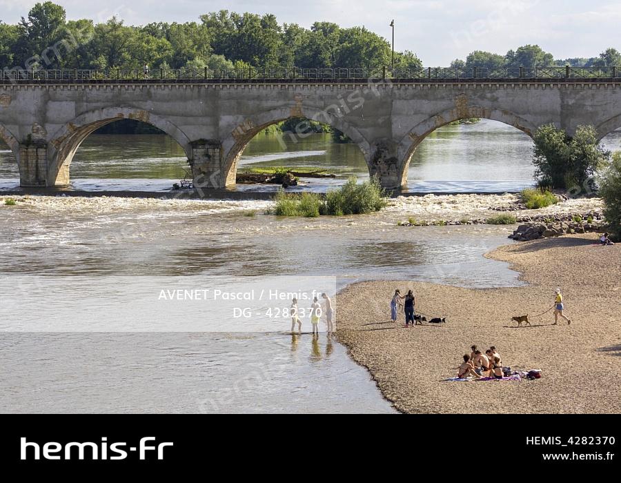 Sur l'Allier: pont-canal du Guétin - Le Bec d'Allier - L'écluse