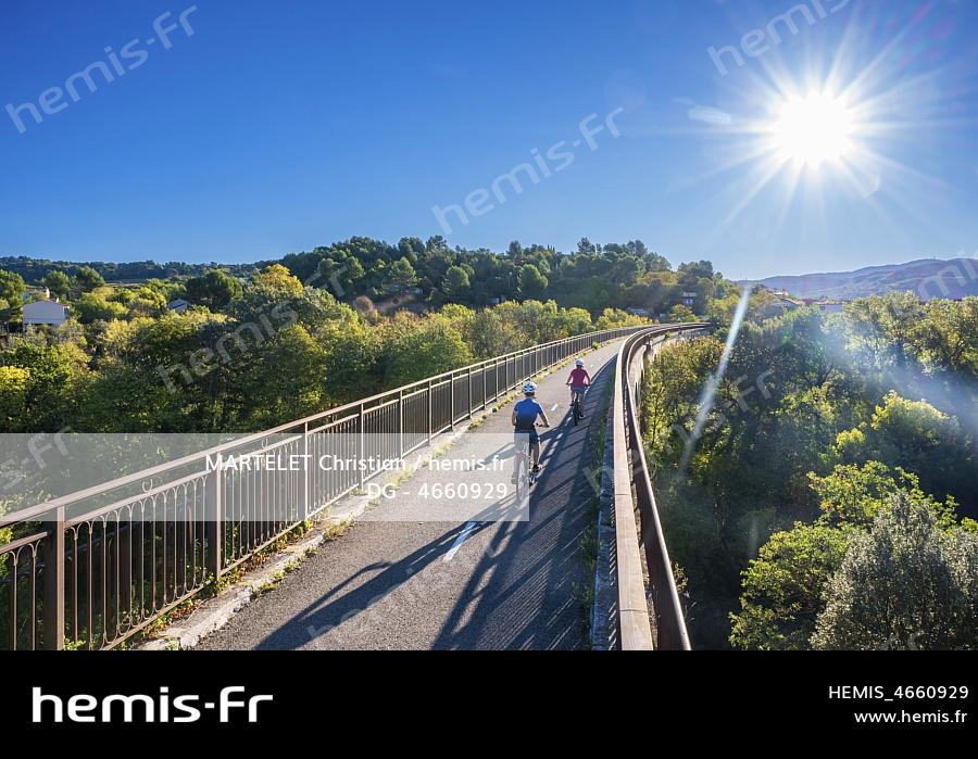 France, Vaucluse (84), parc naturel régional du Luberon, véloroute sur la voie verte du Calavon (EuroVelo 8) 