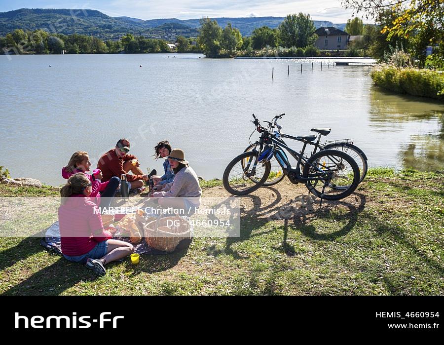 France, Vaucluse (84), parc naturel régional du Luberon, véloroute sur la voie verte du Calavon (EuroVelo 8) 
