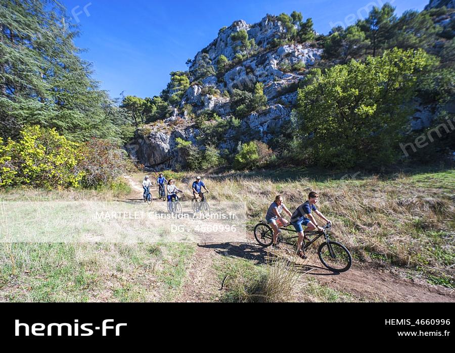 France, Vaucluse (84), parc naturel régional du Luberon, véloroute sur la voie verte du Calavon (EuroVelo 8) 