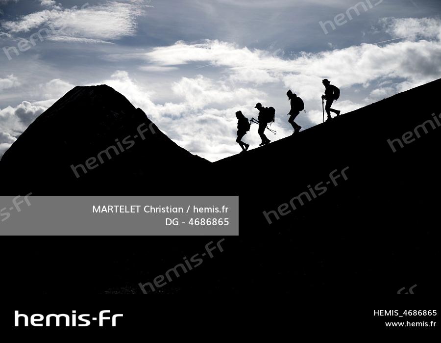 France, Haute-Savoie (74), Massif du Chablais, Montagnes du Giffre, Sixt-Fer-à-Cheval, réserve naturelle de Sixt-Fer-à-Cheval, randonneurs marchant entre le Col de Sageroux, et la Tête de Pérua (2296m), en arrière-plan on aperçoit la Pointe Rousse des Chambres (2660m) 