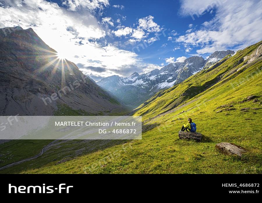 France, Haute-Savoie (74), Massif du Chablais, Montagnes du Giffre, Sixt-Fer-à-Cheval, réserve naturelle de Sixt-Fer-à-Cheval, randonneuse profitant des derniers rayons de soleils, on devine dans l'ombre le lac de la Vogealle 