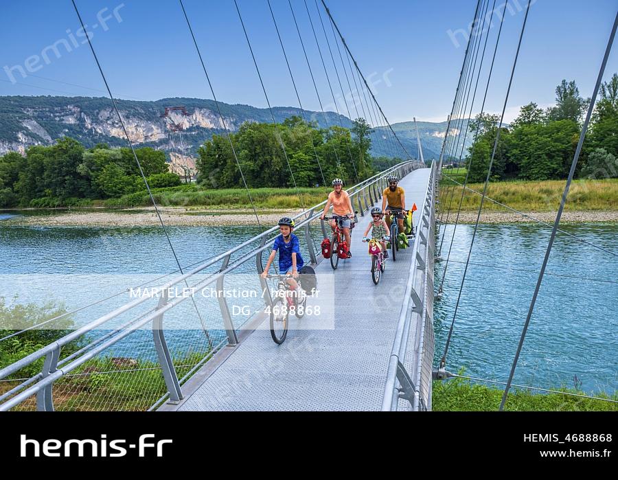 France, Ain (01), Virignin, ViaRhôna, cyclistes sur la nouvelle passerelle himalayenne 