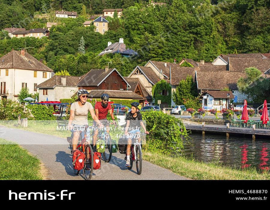 France, Savoie (73), Chanaz, ViaRhôna, cyclistes longeant la Canal de Savières 