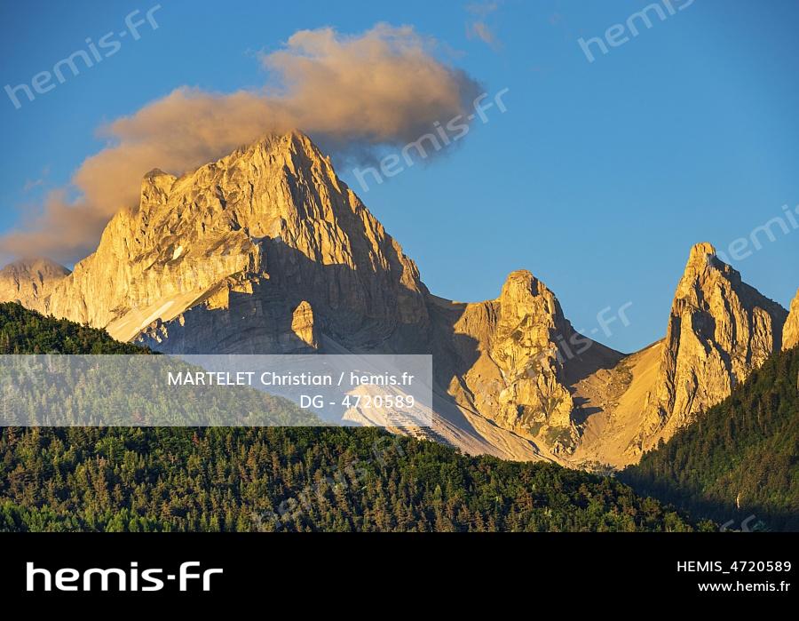 France, Drôme (26), Lus la Croix Haute, massif du Dévoluy, depuis le vallon de la Jarjatte, coucher de soleil sur les sommets de la Tête de Vachères (2402m), le col des Aiguilles et l'Aiguille (2161m). 
