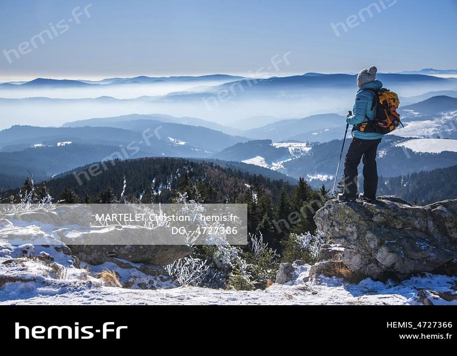 France, Loire (42), massif du Pilat, parc naturel régional du Pilat, la Jasserie, randonnée au Crêt de la Chèvre, femme profitant de la vue sur les montagnes Ardéchoise depuis sommet 