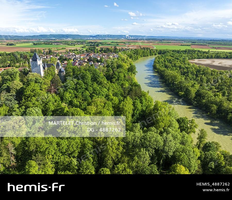 France, Ain (01), Plaine de l'Ain, Chazey-sur-Ain, le village et la rivière d'Ain (vue aérienne ) 