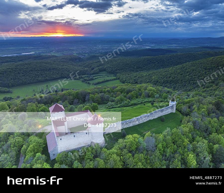 France, Ain (01), Plaine de l'Ain, Ambérieu-en-Bugey, hameau de Brey de Vent, le château des Allymes, ancien château fort du XIVe siècle (vue aérienne ) 