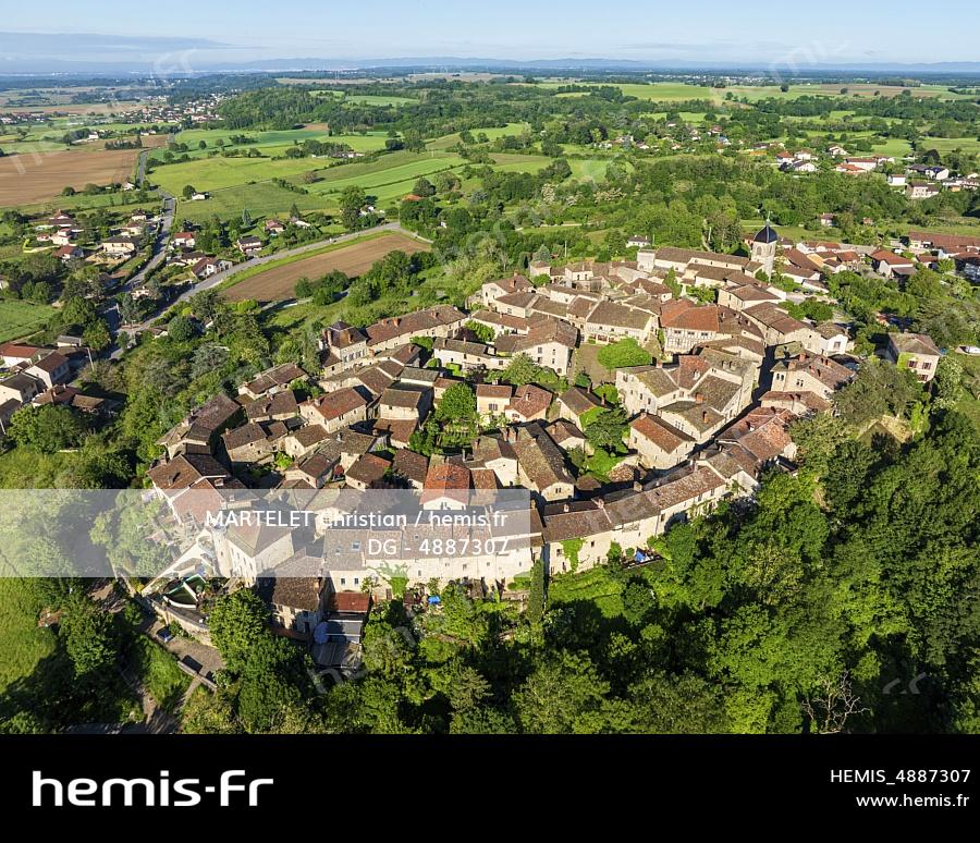 France, Ain (01) Plaine de l'Ain, le village médiéval de Pérouges, labellisé Les Plus Beaux Villages de France (vue aérienne) 