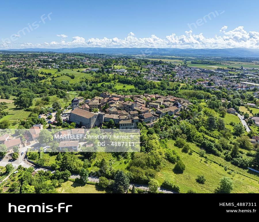 France, Ain (01) Plaine de l'Ain, le village médiéval de Pérouges, labellisé Les Plus Beaux Villages de France (vue aérienne) 