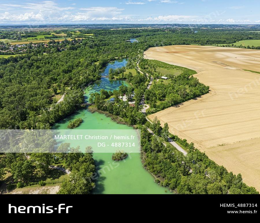 France, Ain (01), Plaine de l'Ain, Blyes, Plan d'eau de Blyes (vue aérienne ) 