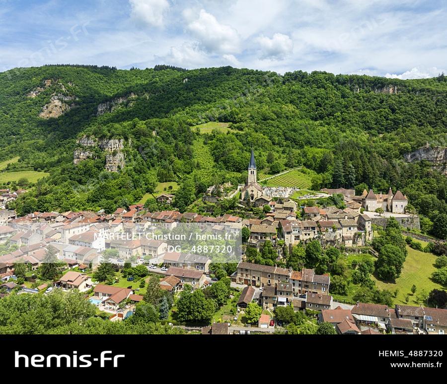 France, Ain (01), Plaine de l'Ain, Saint-Sorlin-en-Bugey, vue du village (vue aérienne ) 