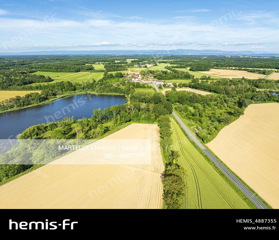 France, Ain (01), Plaine de l'Ain, le Montellier, étangs (vue aérienne ) 