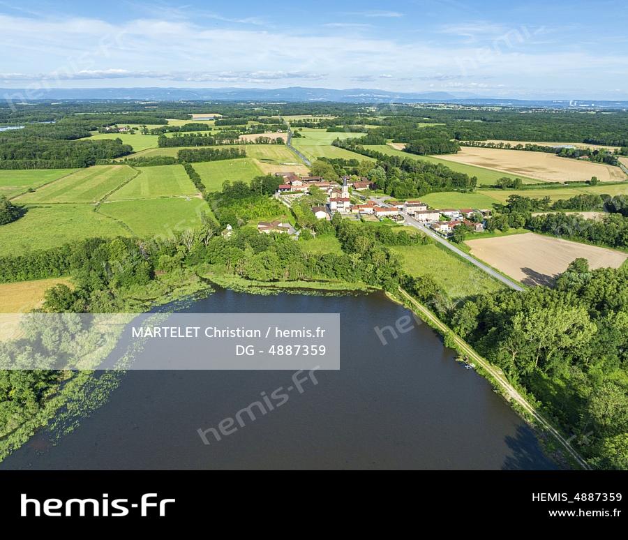 France, Ain (01), Plaine de l'Ain, le Montellier, étangs (vue aérienne ) 