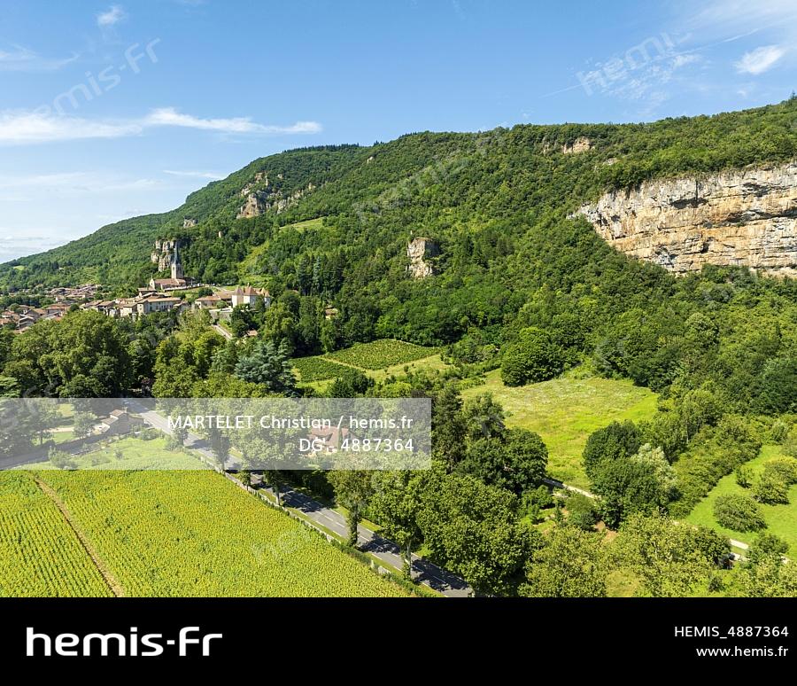 France, Ain (01), Plaine de l'Ain, Saint-Sorlin-en-Bugey, champ de tournesols à proximité du village (vue aérienne ) 