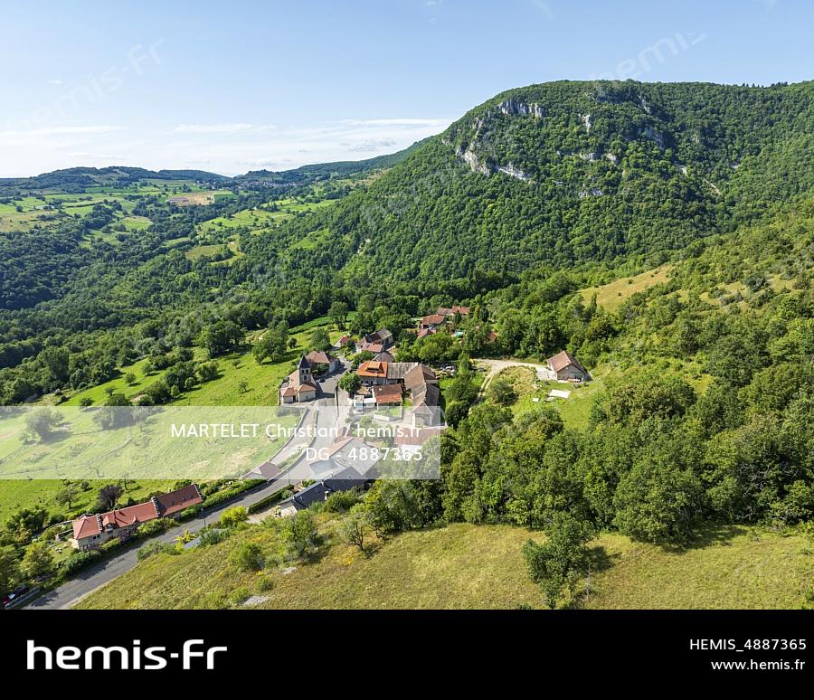 France, Ain (01), Plaine de l'Ain, Marchand, vue du village, en arrière-plan le Plateau des Charmilles (vue aérienne ) 