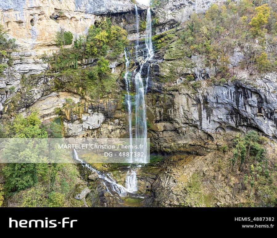 France, Ain (01), Plaine de l'Ain, Chaley, la cascade de Charabotte (vue aérienne) 