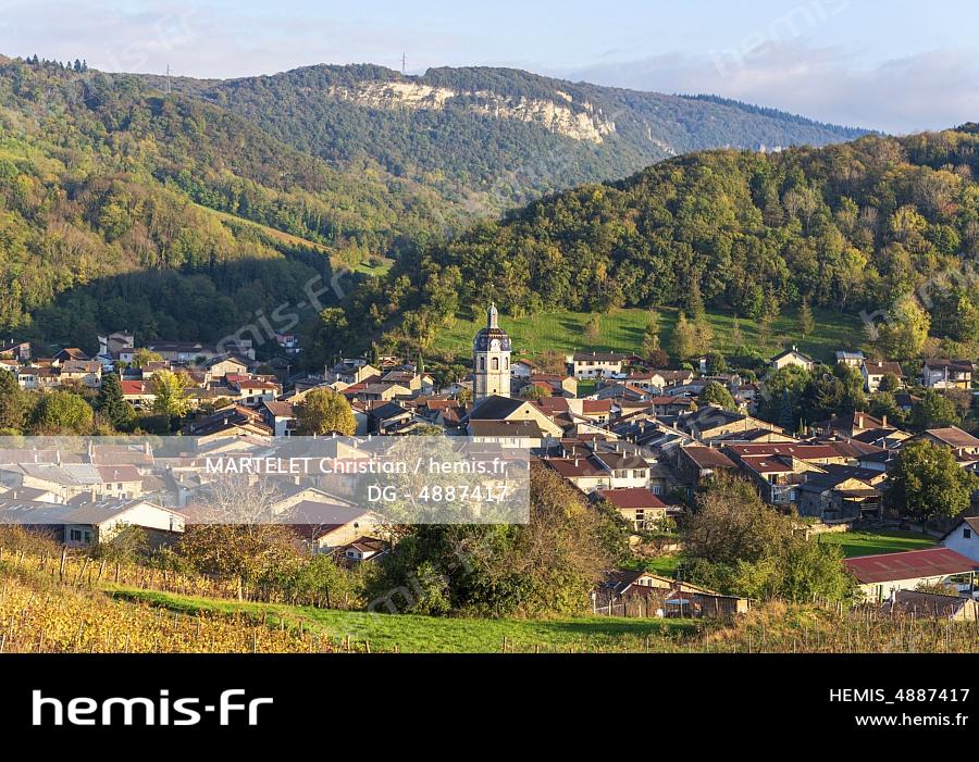 France, Ain (01), Plaine de l'Ain, Vaux-en-Bugey, le village avec l'église Saint Martin en son centre 