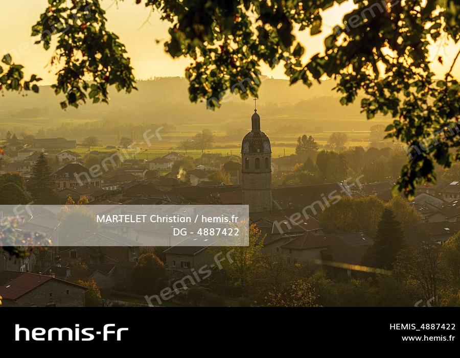 France, Ain (01), Plaine de l'Ain, Vaux-en-Bugey, coucher de soleil sur le village avec l'église Saint Martin 
